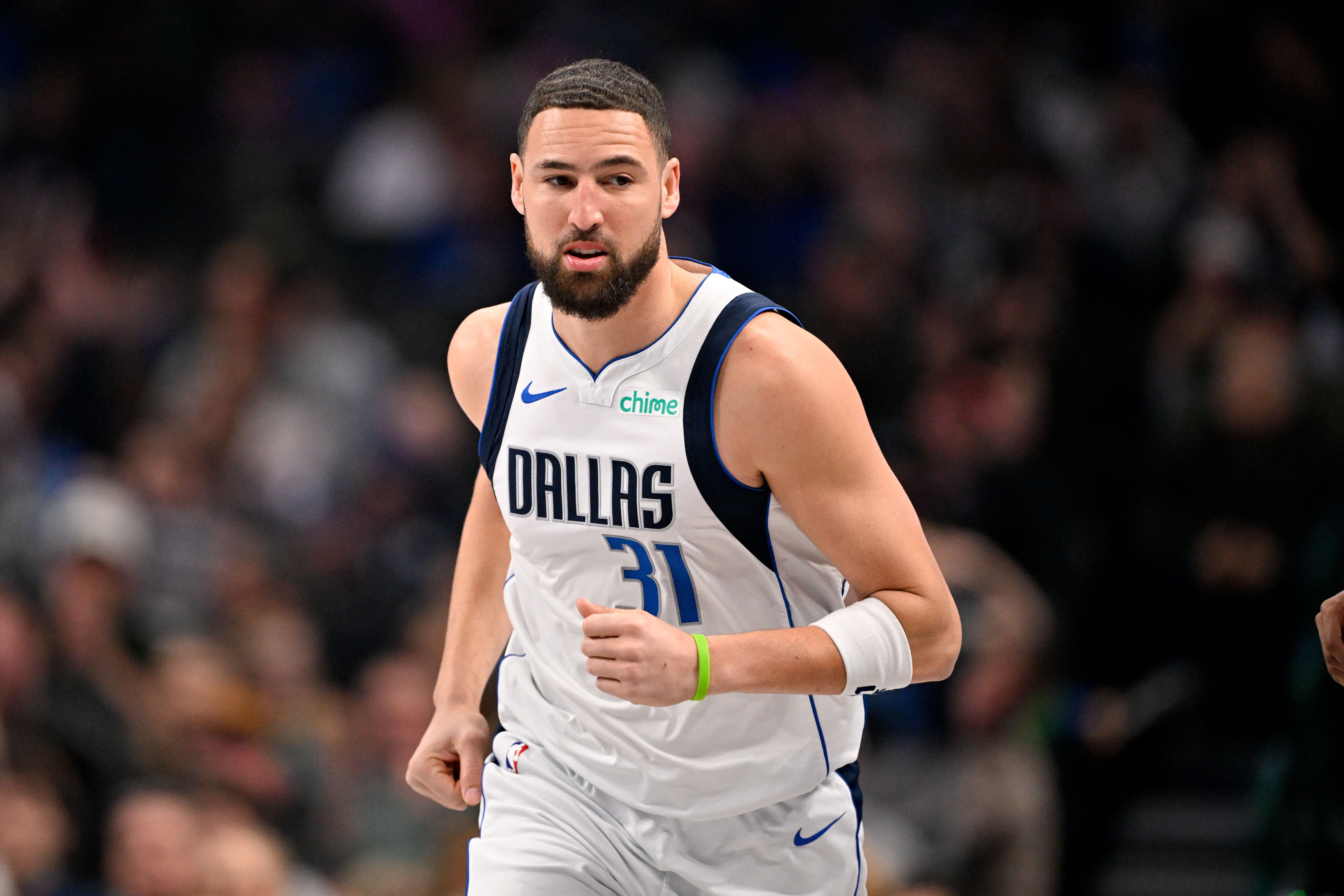 开云-连珠炮！克莱外线开火连中2记三分 帮助独行侠迅速迫近比分