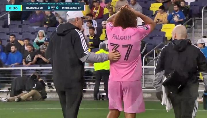 开云-迈阿密后卫法尔肯开场第7分钟伤退，与对手争球被压倒